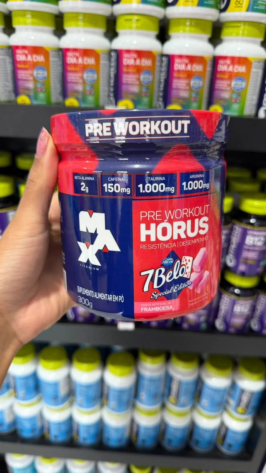Pote de Pre Workout Hórus da Max Titanium, edição 7Belo sabor framboesa, 300 g