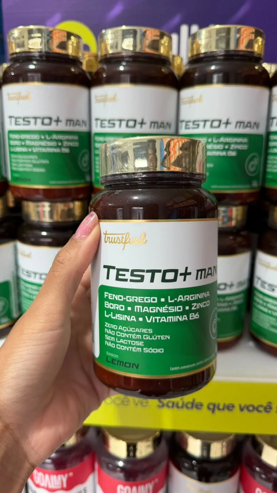 Frasco de Testo+ Man da Trustfuel, sabor limão, na frente de uma prateleira com outros frascos iguais