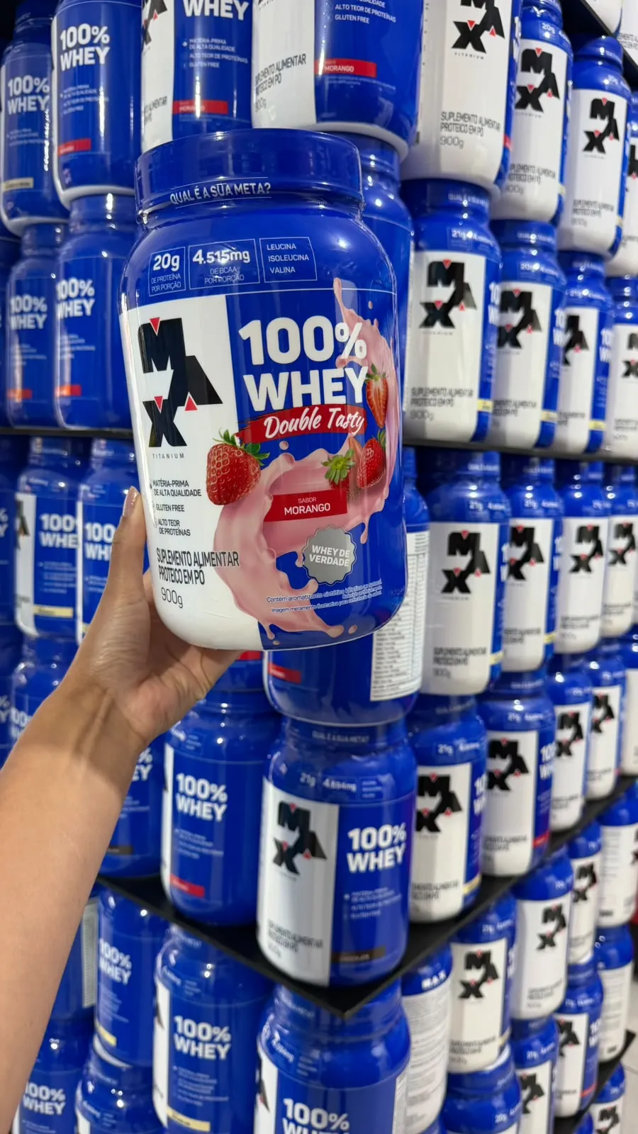 Pote de 100% Whey Double Tasty da Max Titanium, sabor morango, 900 g